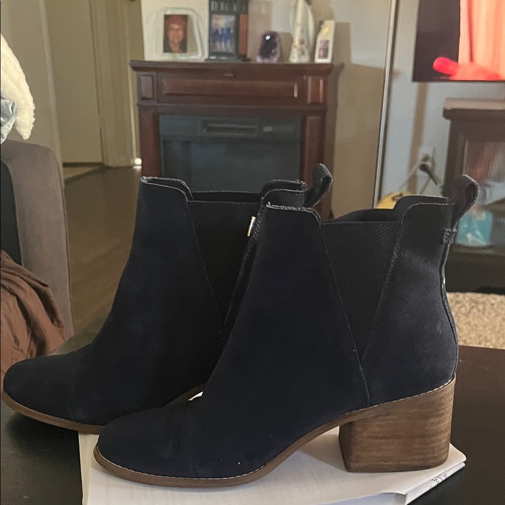 Tom's suede Navy Ankle Boots like new - Picture 8 of 8